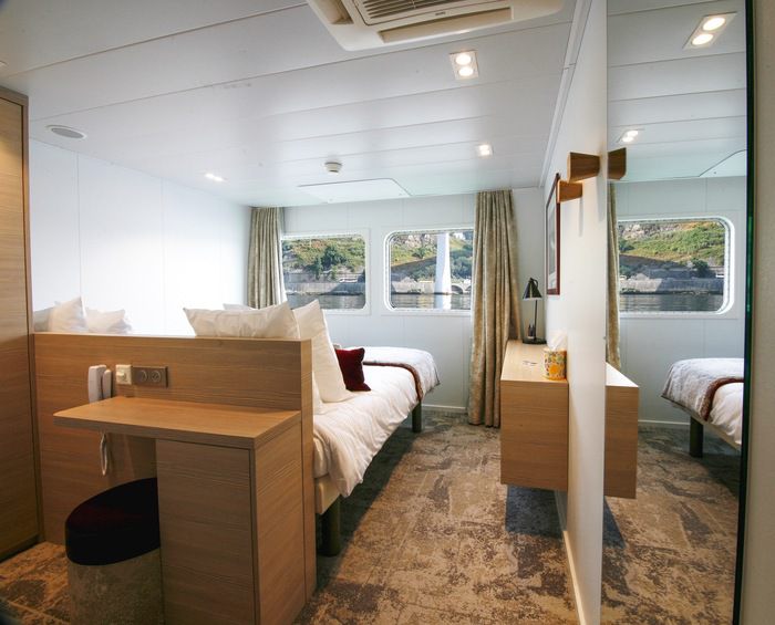 Main Deck 2 Adjustable Twin Beds CAT. B